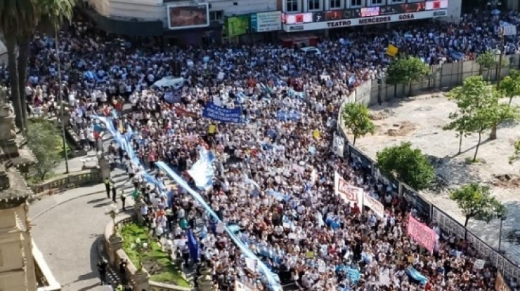 Miles de docentes marchan en Tucumán y le piden a Manzur “que se vaya”